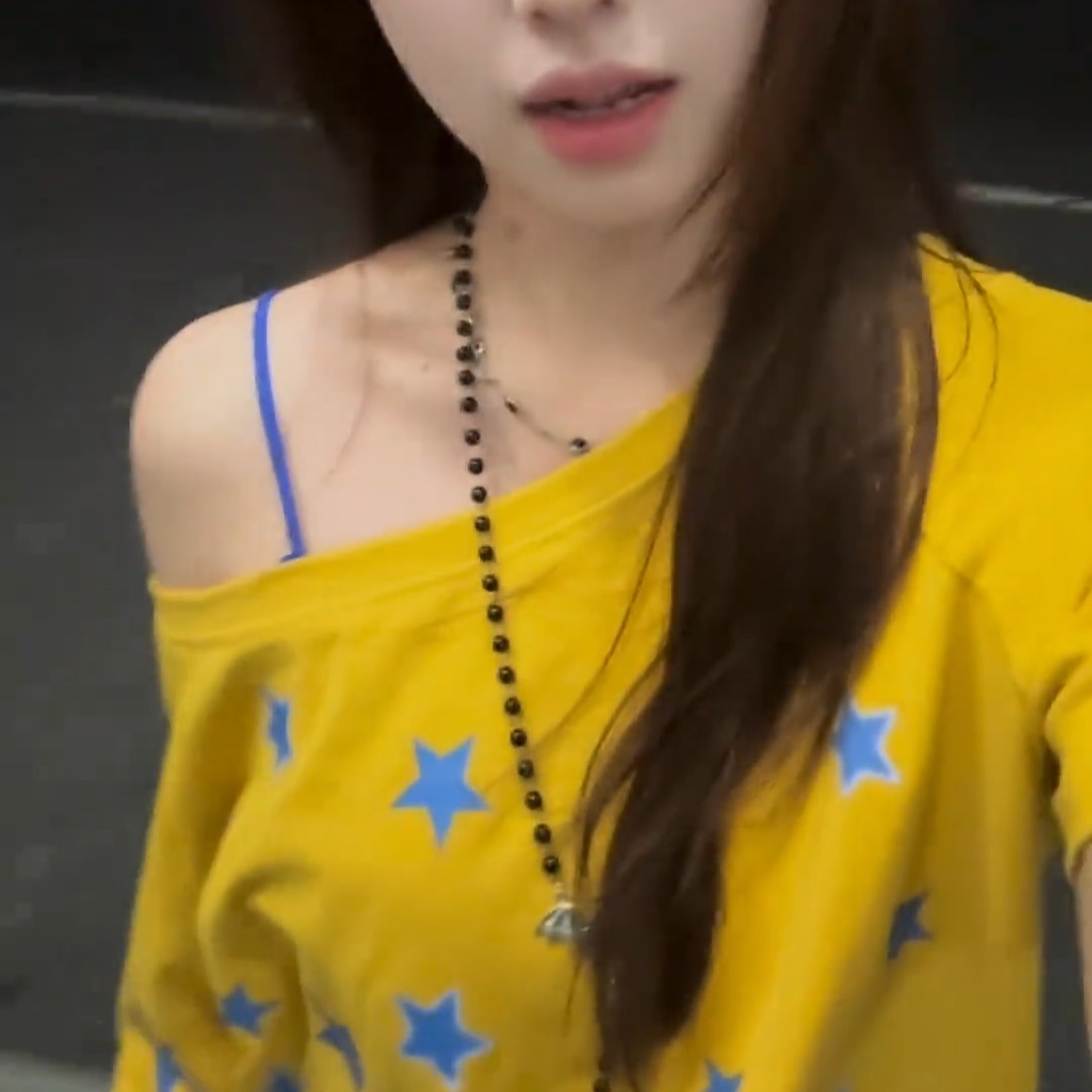 美式星星印花斜肩T恤女夏精棉辣妹风黄色宽松假两件露肩短袖上衣