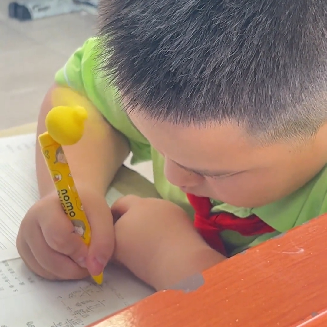 带风扇的笔奶龙学生迷你静音可爱中性笔儿童蛋仔派对飞机电风扇笔
