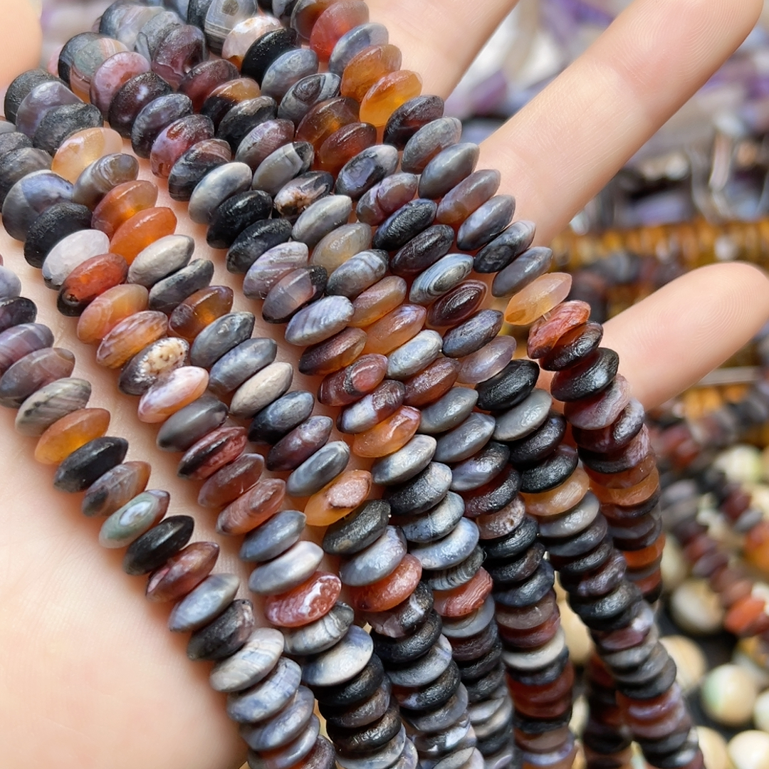 E668。9.5mm天然缠丝老玛瑙飞碟一条