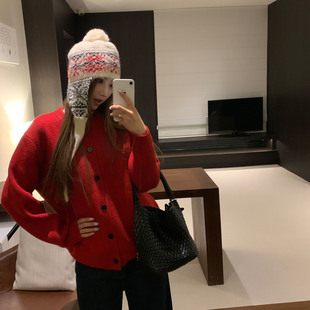 饭饭又饿了圣诞红色毛衣外套冬季女款设计感软糯显瘦纽扣针织开衫