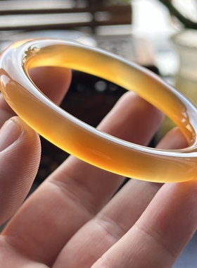 云臻阁珠宝天然黄冰俏色一点红鸿运当头玛瑙高冰黄玉髓圆条手镯55