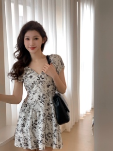 最小的海 V领气质甜美碎花短裙2024夏季收腰显瘦高级感短袖连衣裙