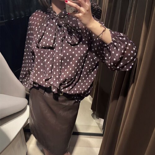 系带装饰咖色蝴蝶结饰波点衬衫