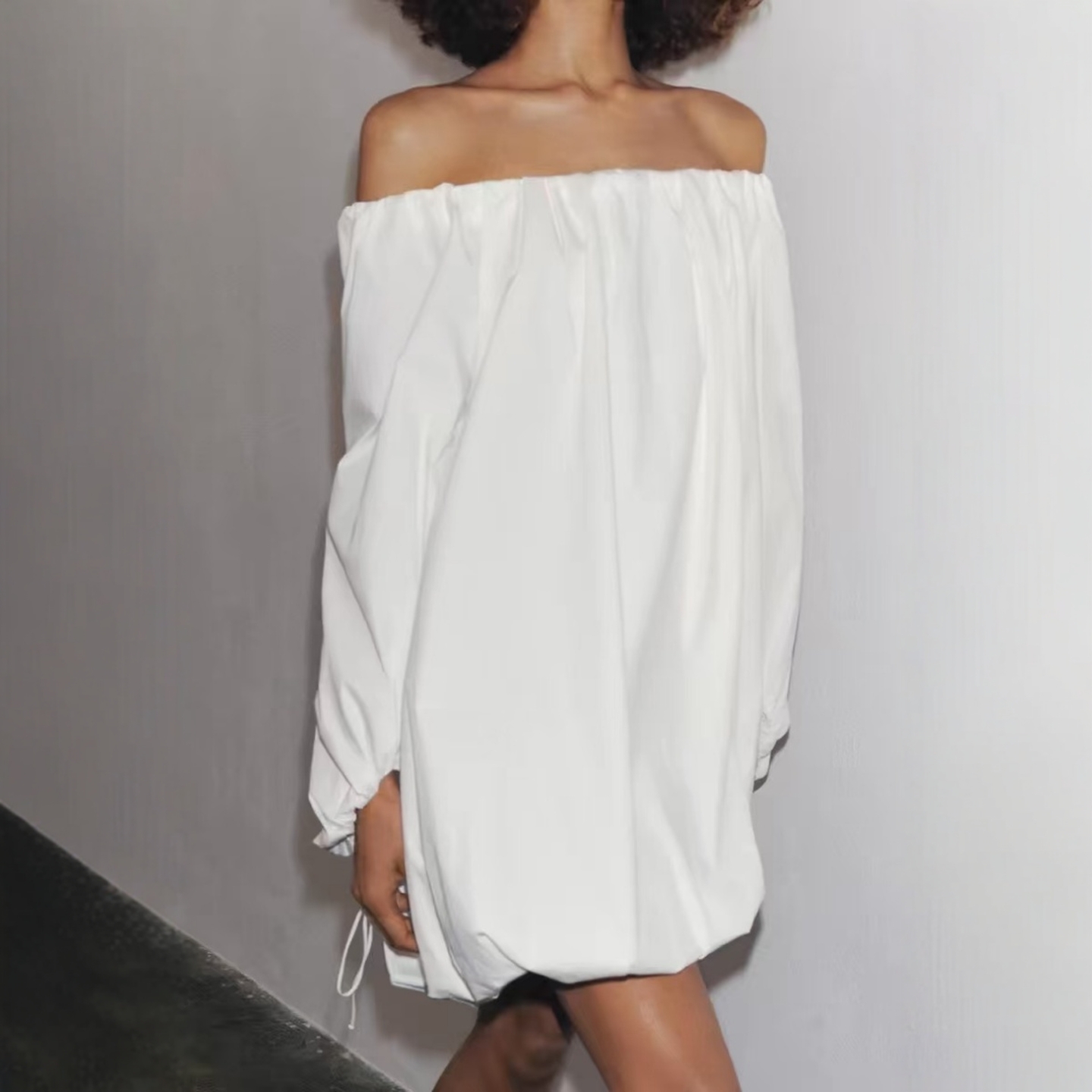 一字领微露背蓬松露肩长袖连衣裙