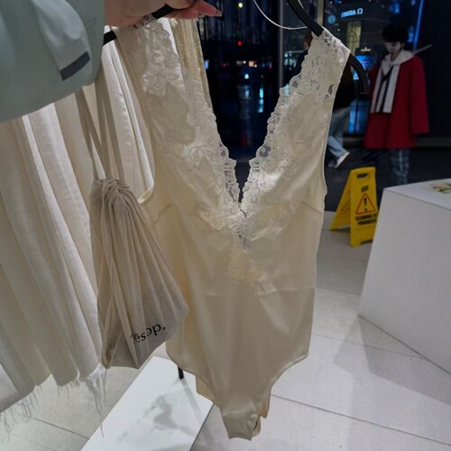 香槟轻奢质感蕾丝丝缎质感连体衣