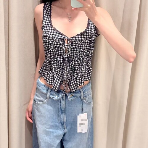 辣妹风系带饰宽肩带褶皱上衣