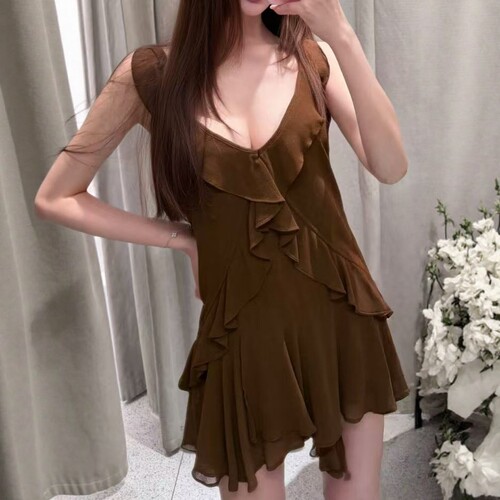 棕色垂顺抗皱叠层装饰短连衣裙