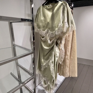 ZA外贸出口女装新品淡绿丝缎亮光质感垂顺开口蕾丝连衣裙 5919043