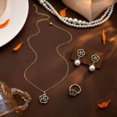 女 轻奢金属设计感珍珠耳环套装 法式 复古精致山茶花项链戒指套装