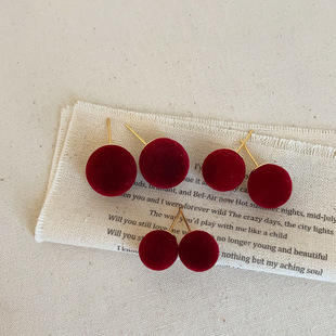 简约高级感酒红丝绒圆球耳钉女温柔独特个性精致时尚百搭耳环耳饰