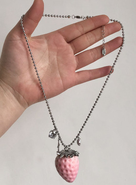 仙女风粉色植绒草莓吊坠项链甜美