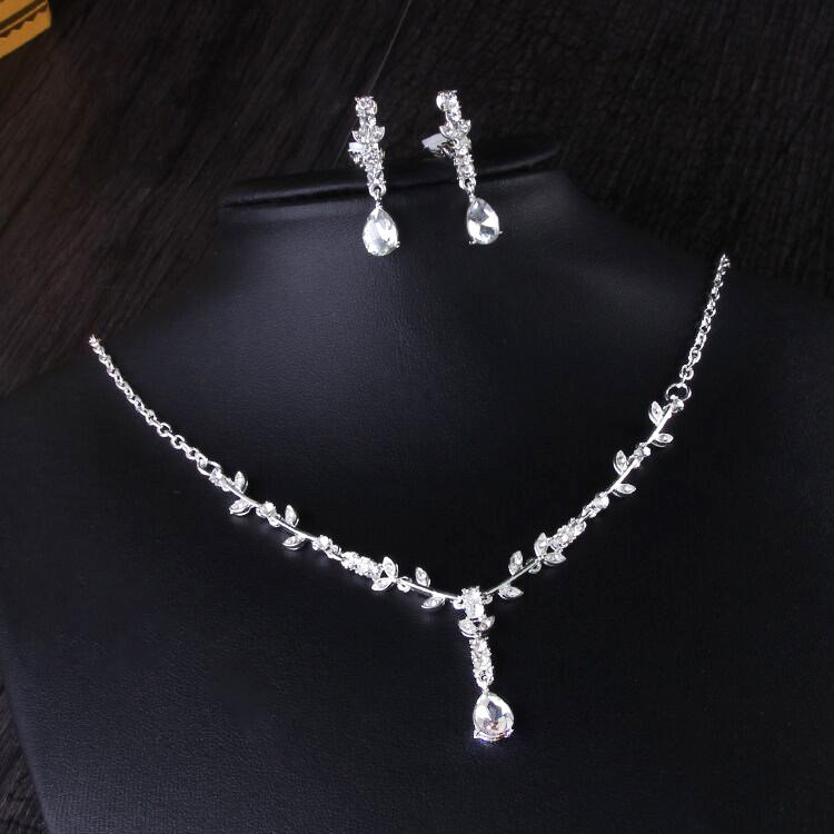 新娘结婚饰品简约款项链饰品日韩精致闪亮水钻耳环两件套装纱配饰在类目 饰品/流行首饰/时尚饰品新, 项链中 - 来自Buy2taobao.com提供专业的淘宝代购服务