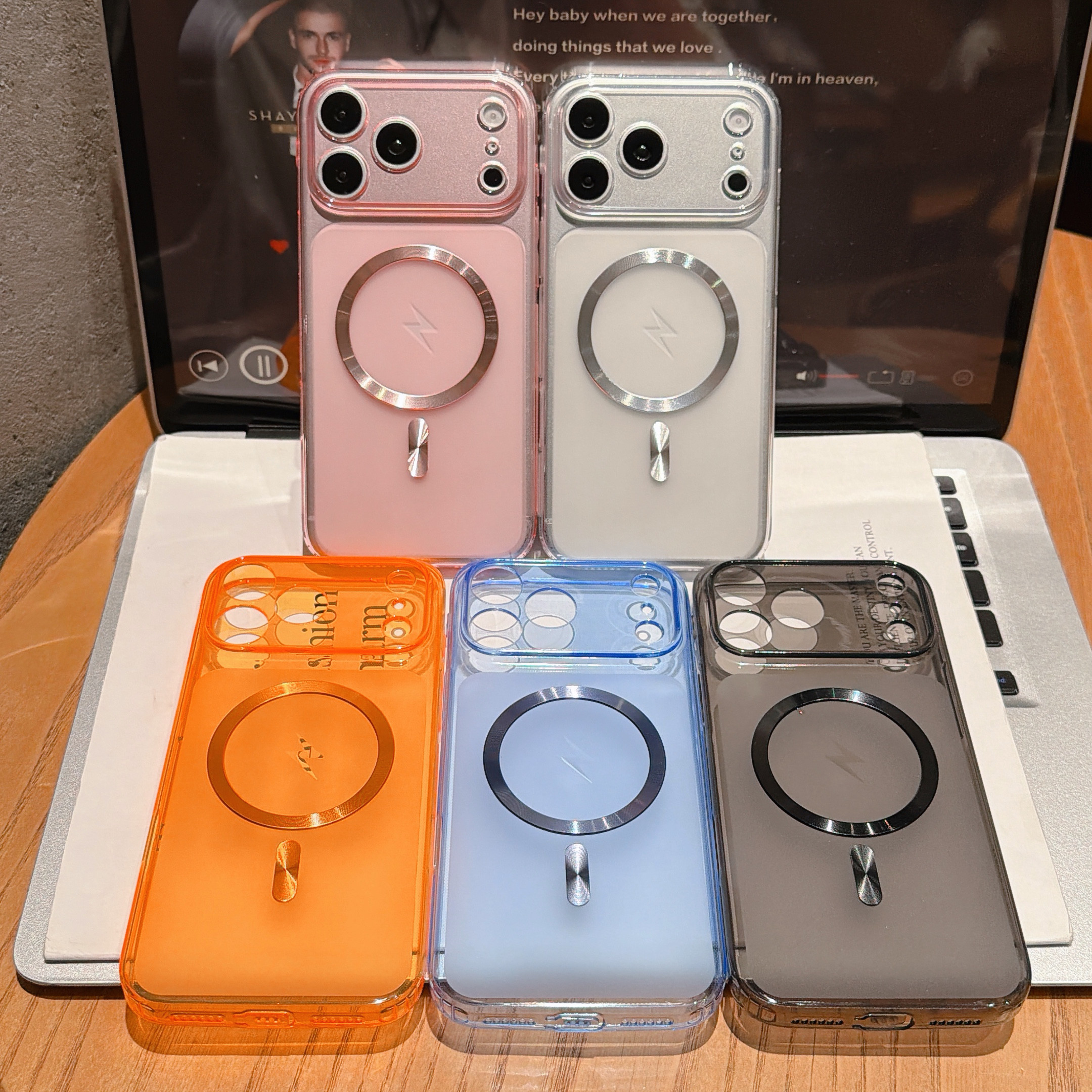 适用苹果17/18promax磁吸充电彩色透明软胶防尘塞手机壳iPhone13/14/15/16系列黑白粉蓝橙色超薄硅胶防摔软壳