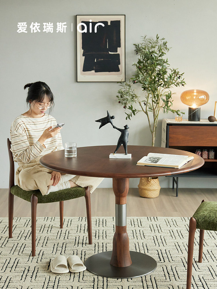 爱依瑞斯北美胡桃木实木圆餐桌北欧家用小户型饭桌圆桌CZ02餐桌