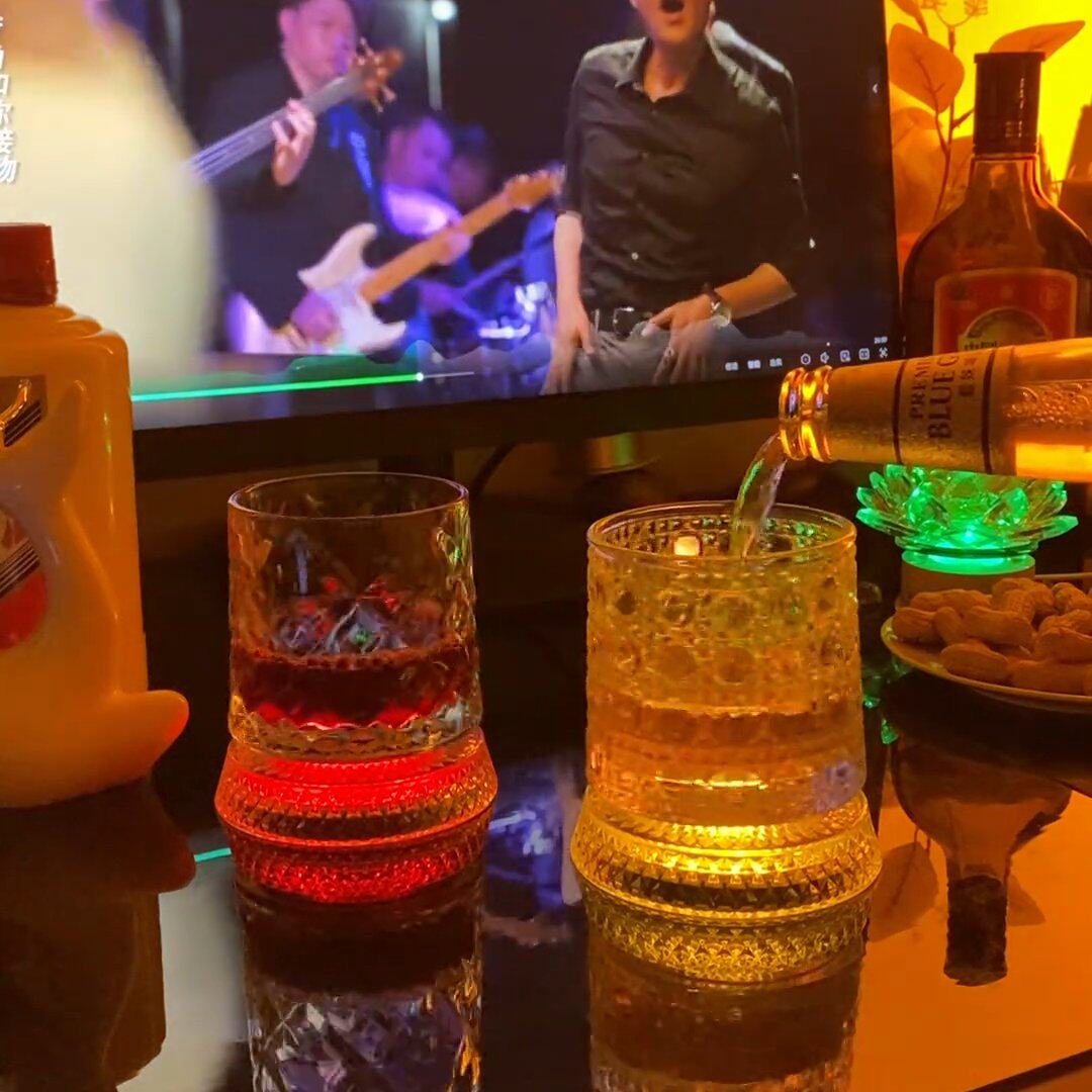 旋转酒杯旋转威士忌酒杯爆款转转洋酒杯发光高颜值玻璃水杯商