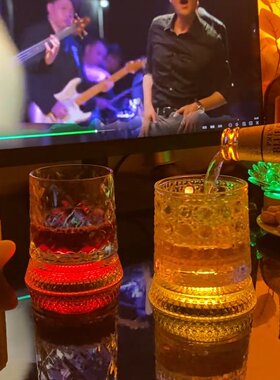 旋转酒杯旋转威士忌酒杯爆款转转洋酒杯发光高颜值玻璃水杯商