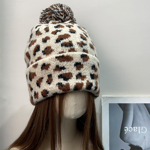 韩系复古豹纹毛球针织帽女秋冬保暖百搭加厚显脸小护耳毛线帽子潮