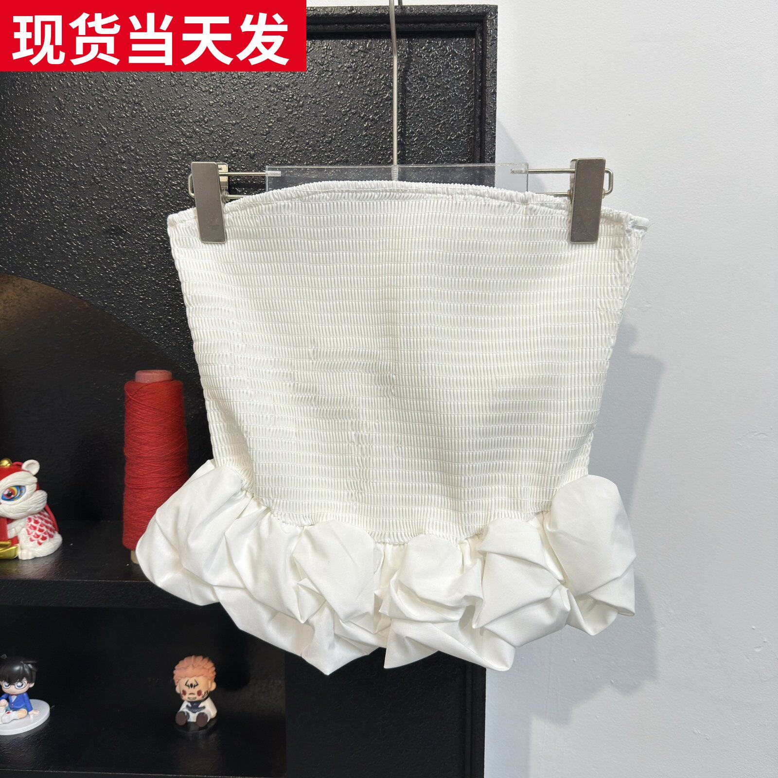 打揽白色泡泡裙摆内搭抹胸上衣