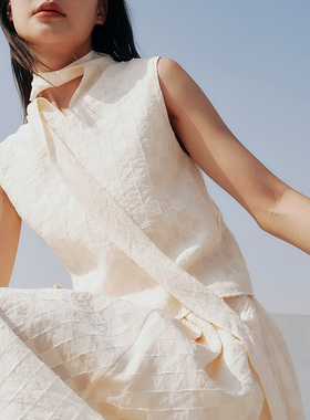 HOWL 气质女神度假风凹凸肌理感棋盘格飘带背心短款上衣