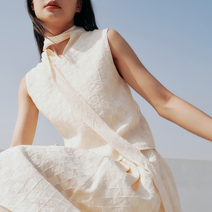 HOWL 气质女神度假风凹凸肌理感棋盘格飘带背心短款上衣