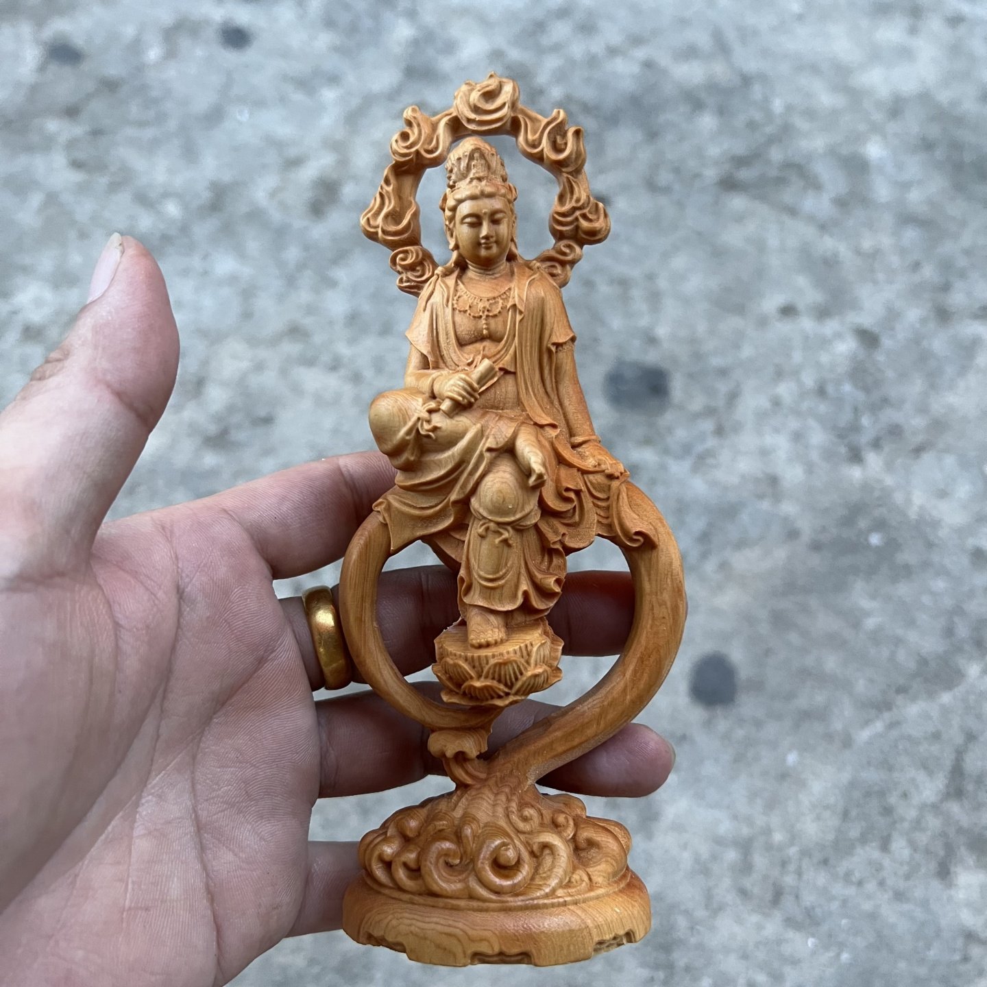 崖柏黄杨木雕自在观音逍遥坐姿佛像禅意茶台实木摆件居家供奉静心