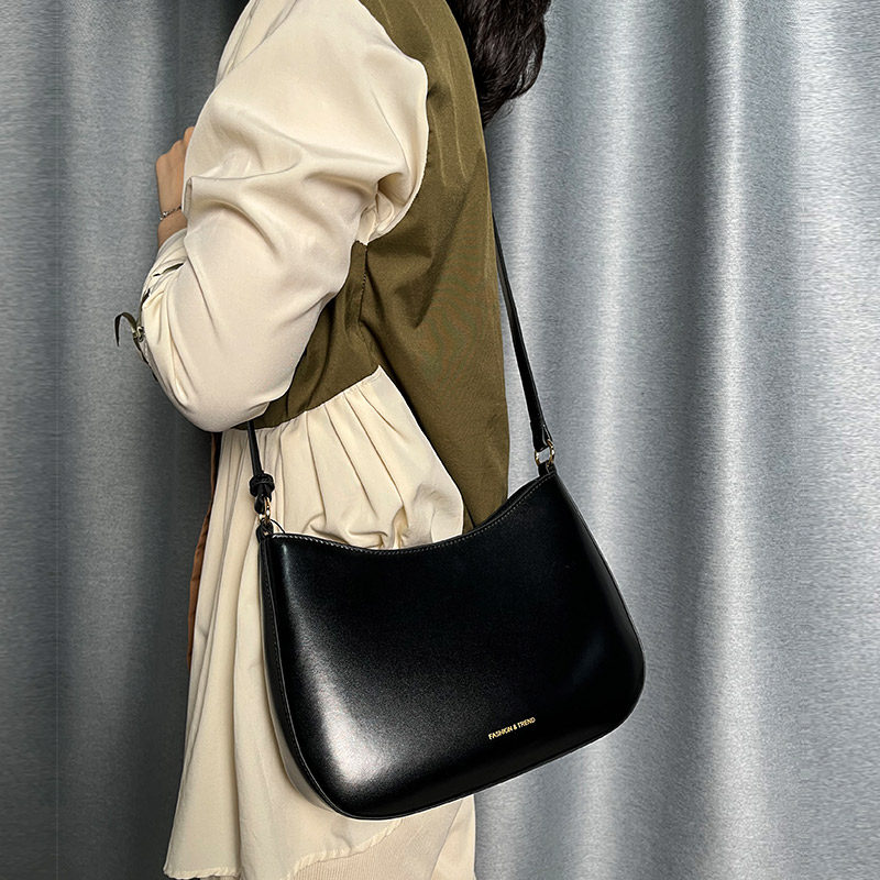 高级感真皮腋下包小众设计女包质感黑白色时尚潮流单肩斜挎包法棍
