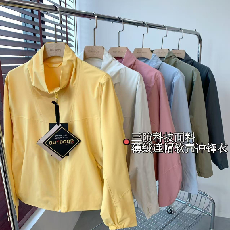 宽松版加高领口薄绒软壳冲锋衣