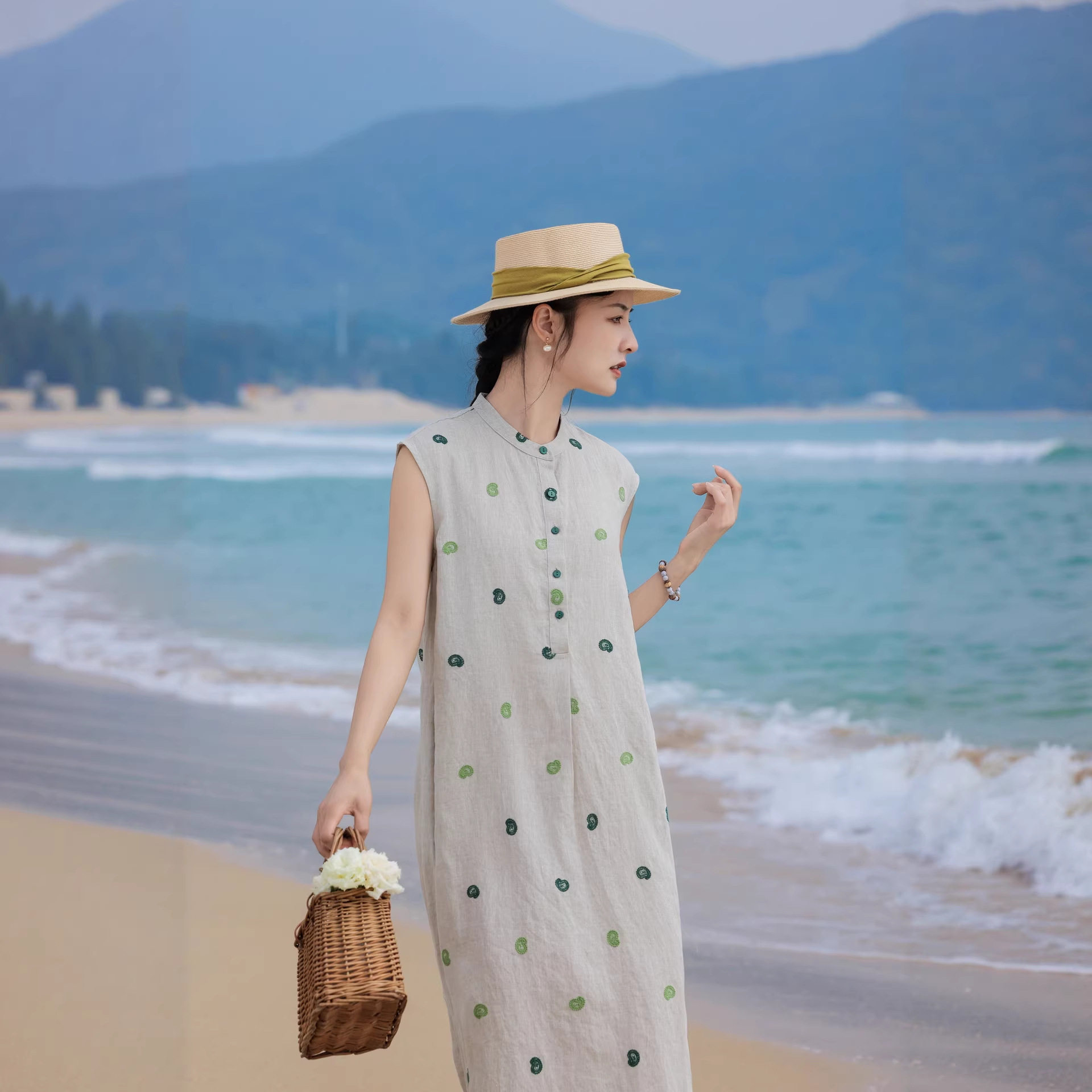 海茉 素色麻衣2026夏季新款纯亚麻刺绣 洗软立领包肩袖文艺连衣裙