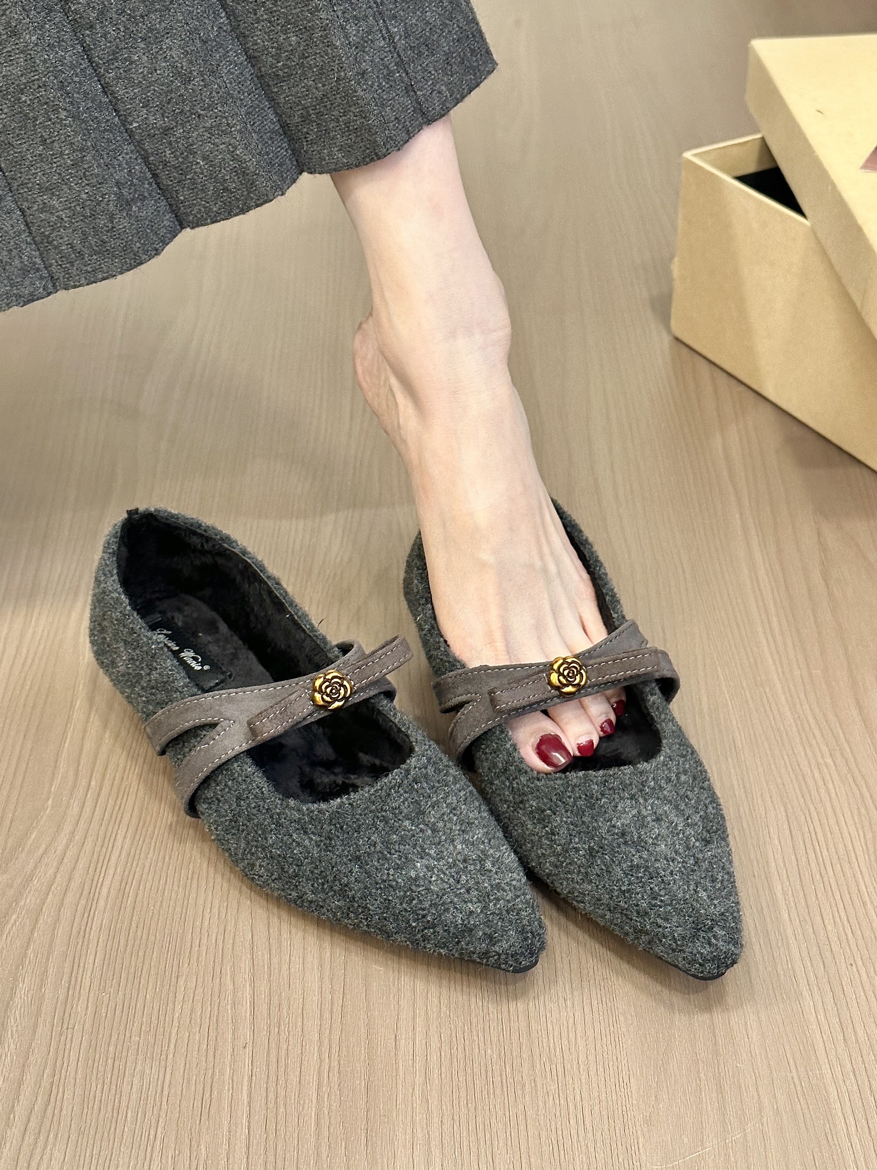 titing韩系灰美学！气质呢子尖头金属扣玛丽珍鞋女秋加绒粗跟单鞋