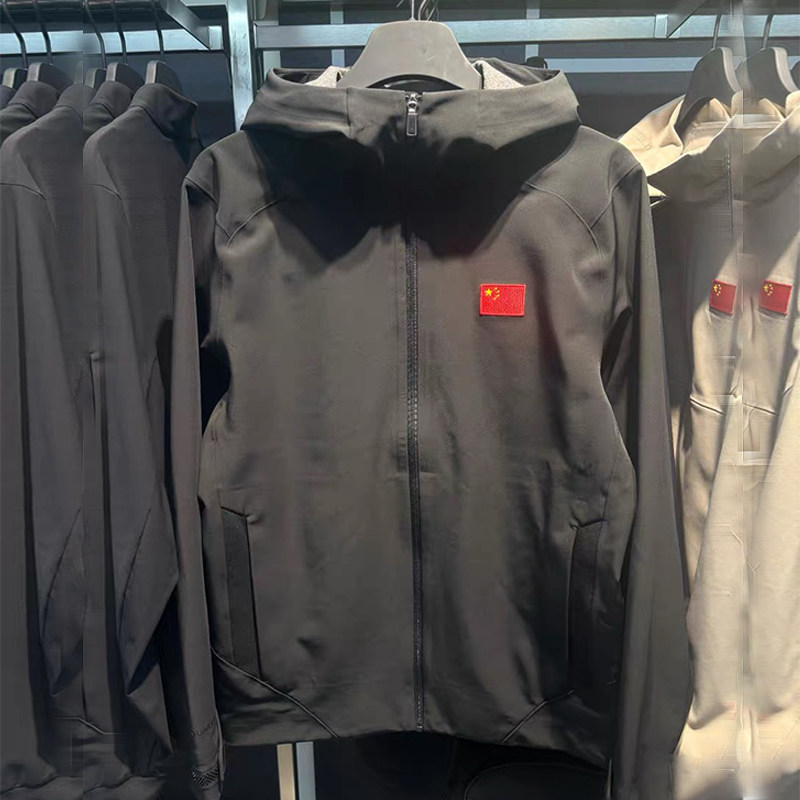 安踏全天候系列男服2025冬新款防泼水加绒连帽夹克外套152540617