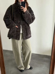 TR时尚羊羔毛慵懒风牛角扣2025冬季新款皮毛一体皮草外套女中长款