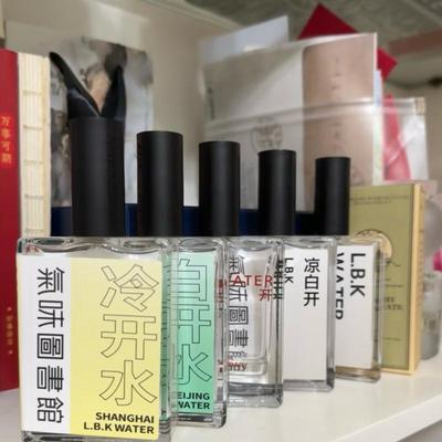 气味图书馆香水试香冷开水白衬衫