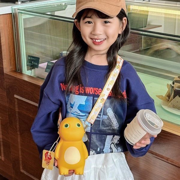 超火儿童包包女可爱奶龙硅胶春夏季宝宝斜挎包女孩卡通女童零钱包