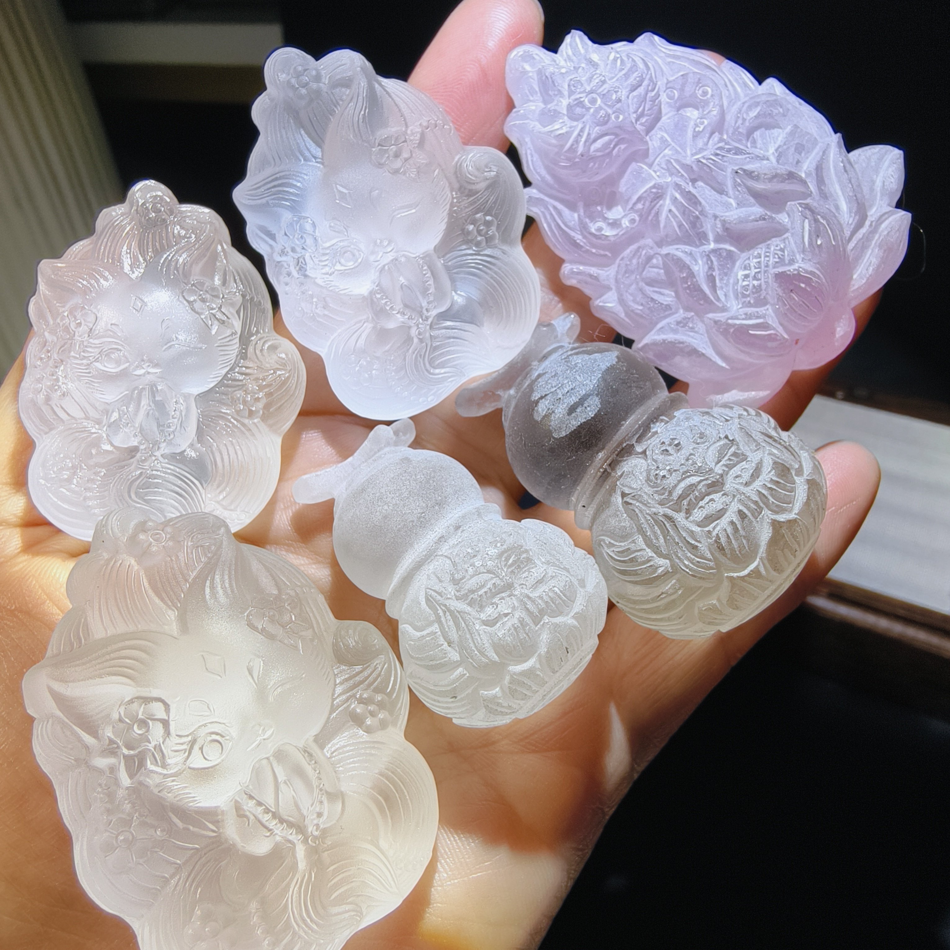 刚雕出来,预热天然粉水晶茶晶白水晶九尾狐吊坠项链毛衣链饰品