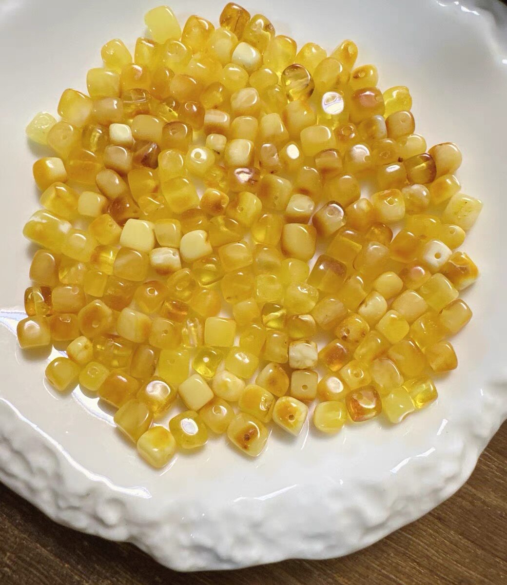 天然琥珀蜜蜡鸡油黄小方块不规则小颗粒散珠子diy手工串珠单珠
