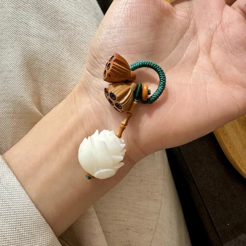 莲花手捻钥匙扣天然白玉菩提莲花搭配桃木莲蓬橄榄核竹节隔片
