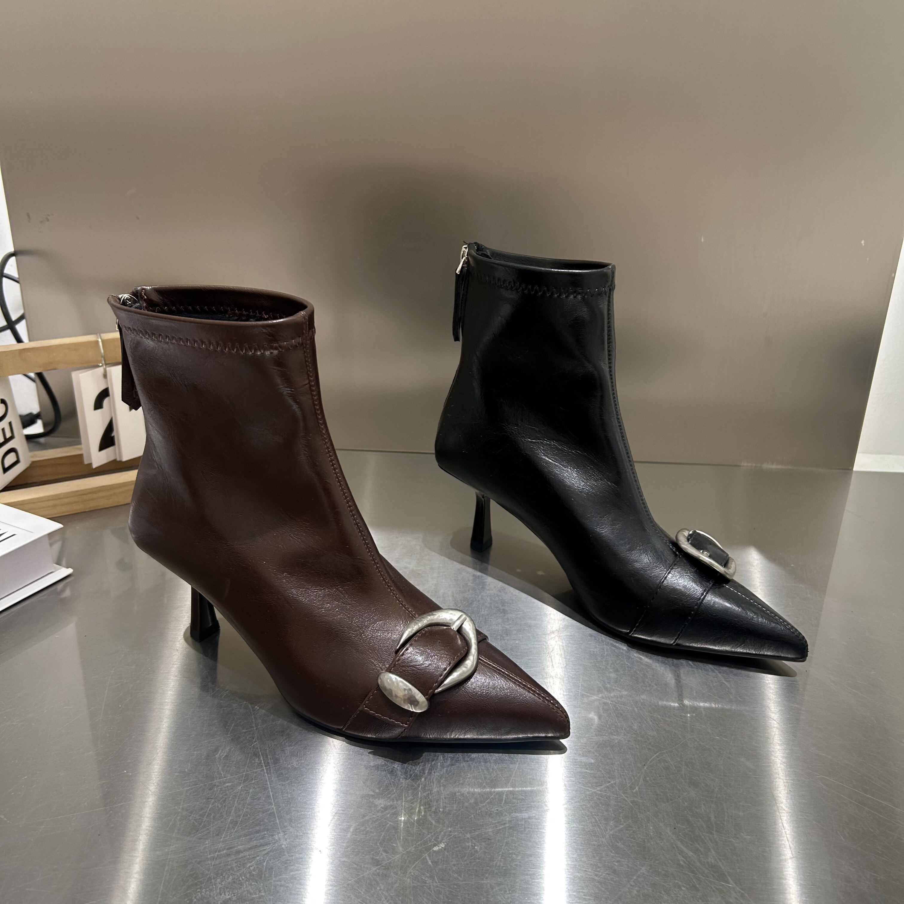 欧洲站法式小猫跟尖头瘦瘦短靴女鞋2026年气质中跟春秋季单靴子