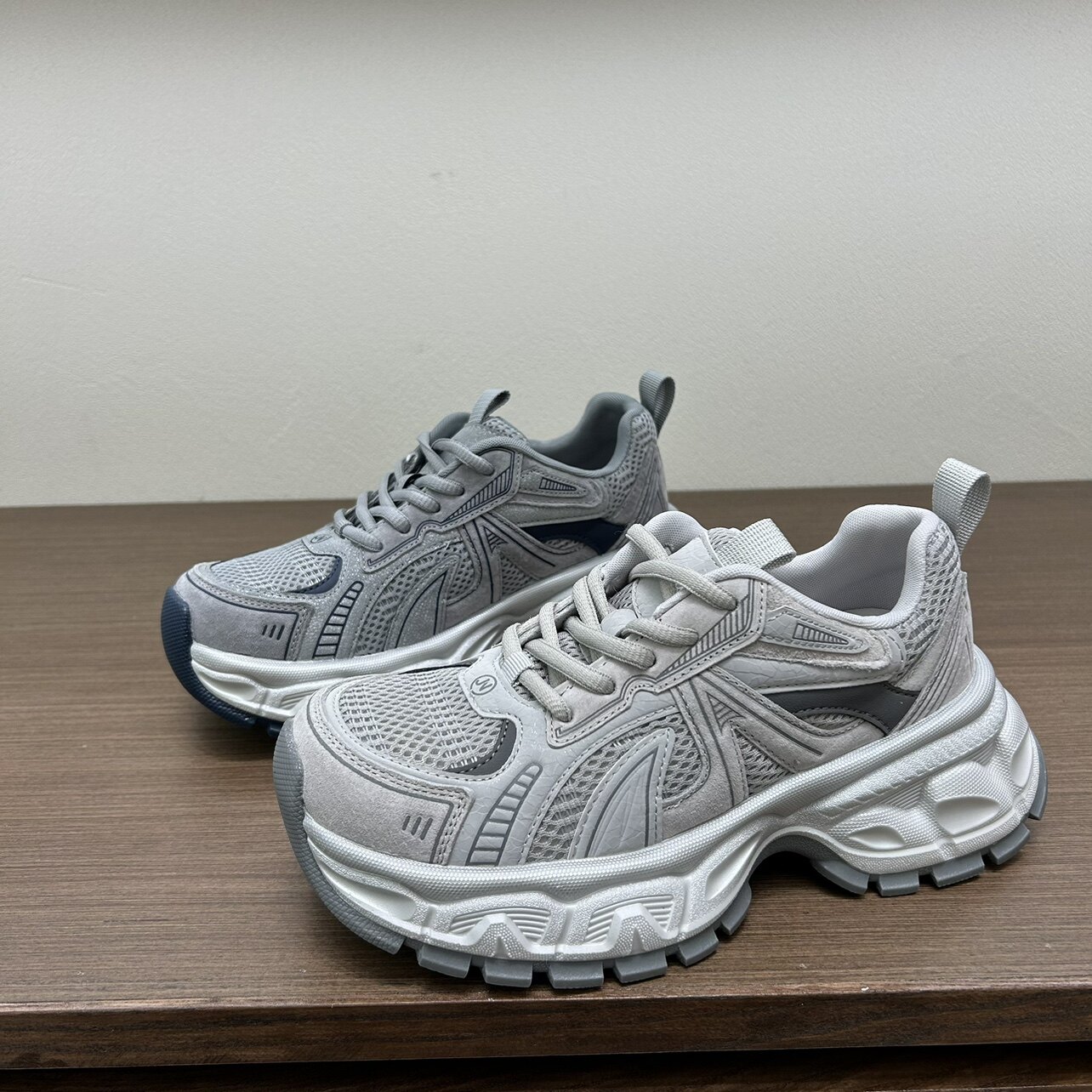 欧洲站厚底轻便防滑老爹鞋2026春款女款鞋子女爆款软底不累脚百搭