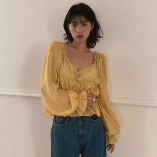 甜美减龄纯色V领褶皱泡泡袖薄款衬衫女早春季新款宽松百搭打底衫