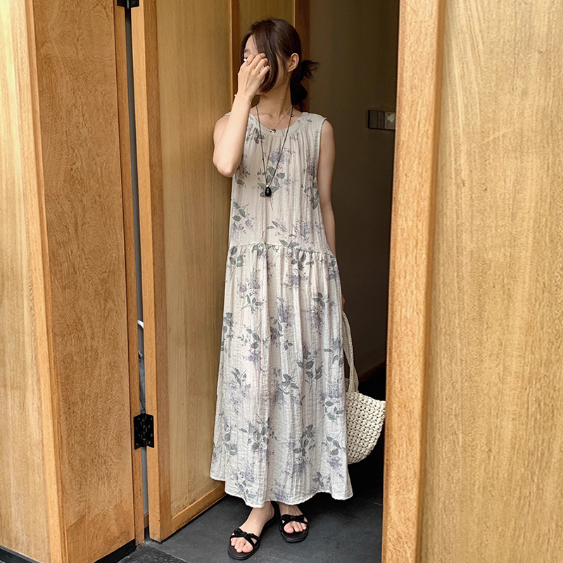 良良家度假风褶皱碎花背心连衣裙女夏季新款复古小众宽松无袖长裙