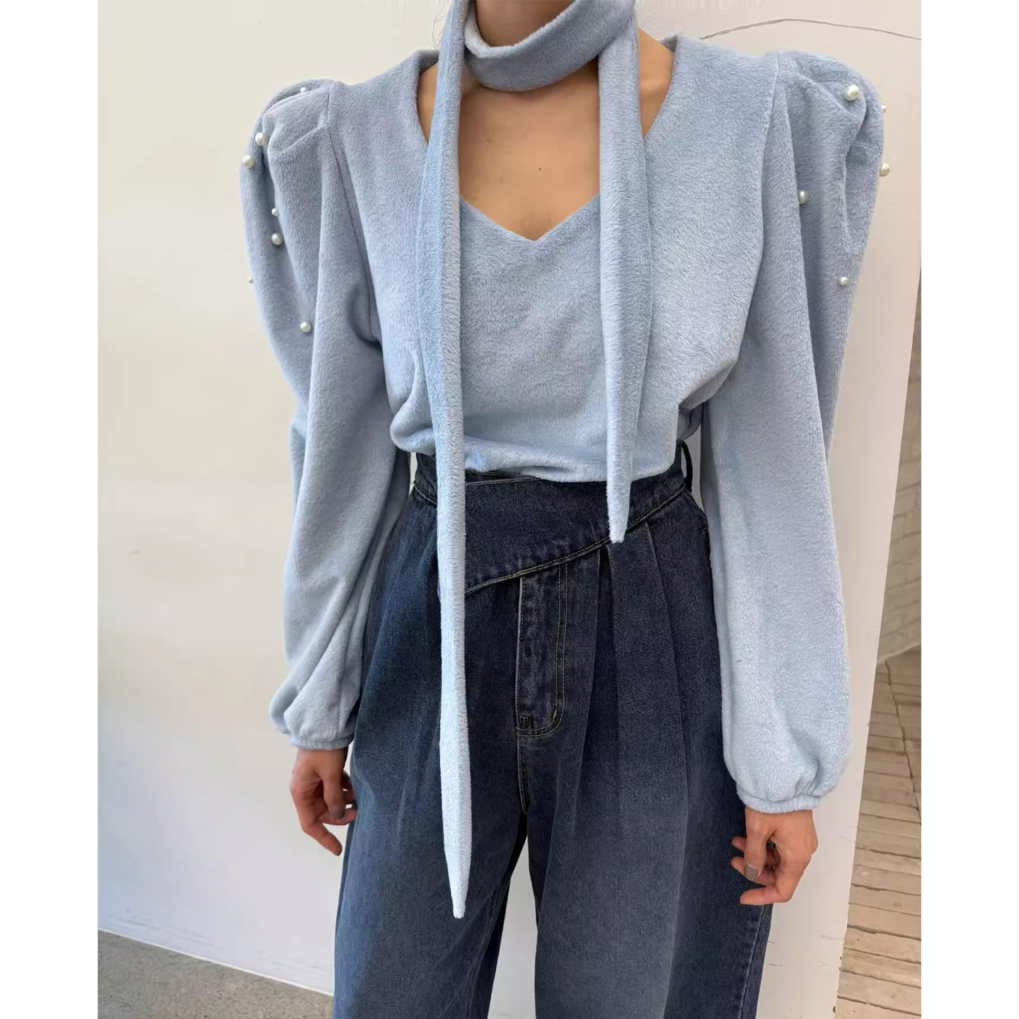 挂脖飘带珍珠点缀泡泡袖上衣