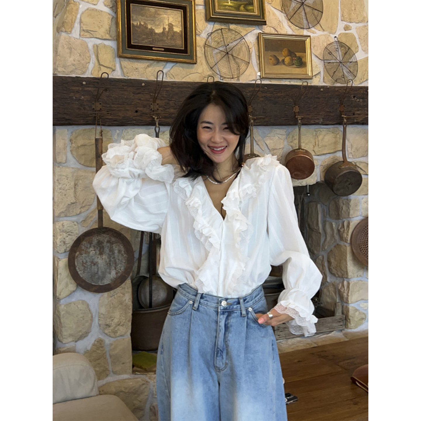 韩国chic秋季新款洋气复古V领拼接蕾丝荷叶边喇叭袖衬衫上衣女