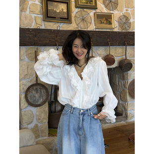 韩国chic秋季新款洋气复古V领拼接蕾丝荷叶边喇叭袖衬衫上衣女