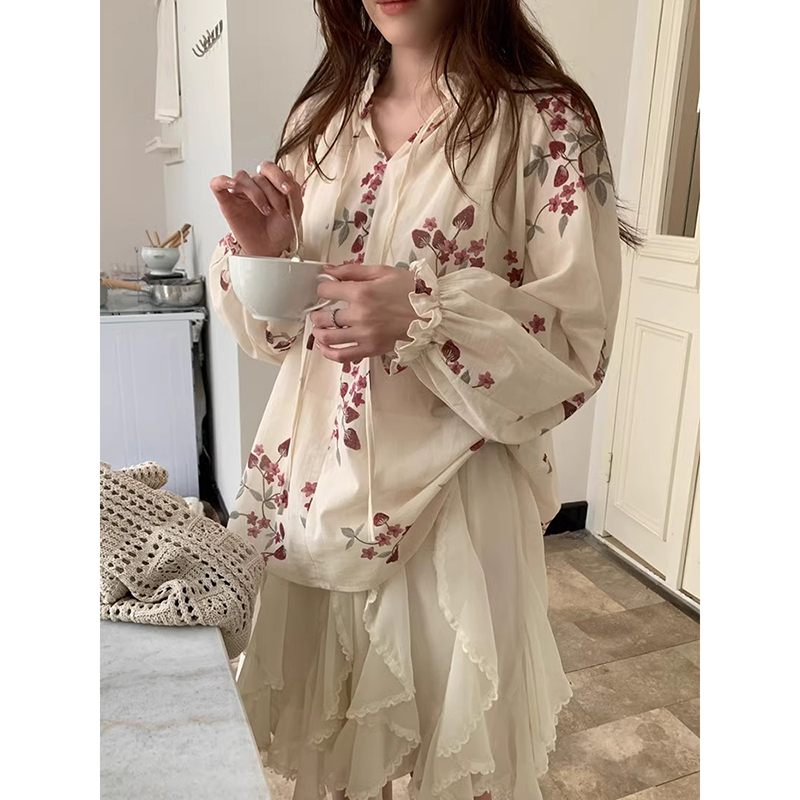 木耳边碎花衬衫+不规则半身裙