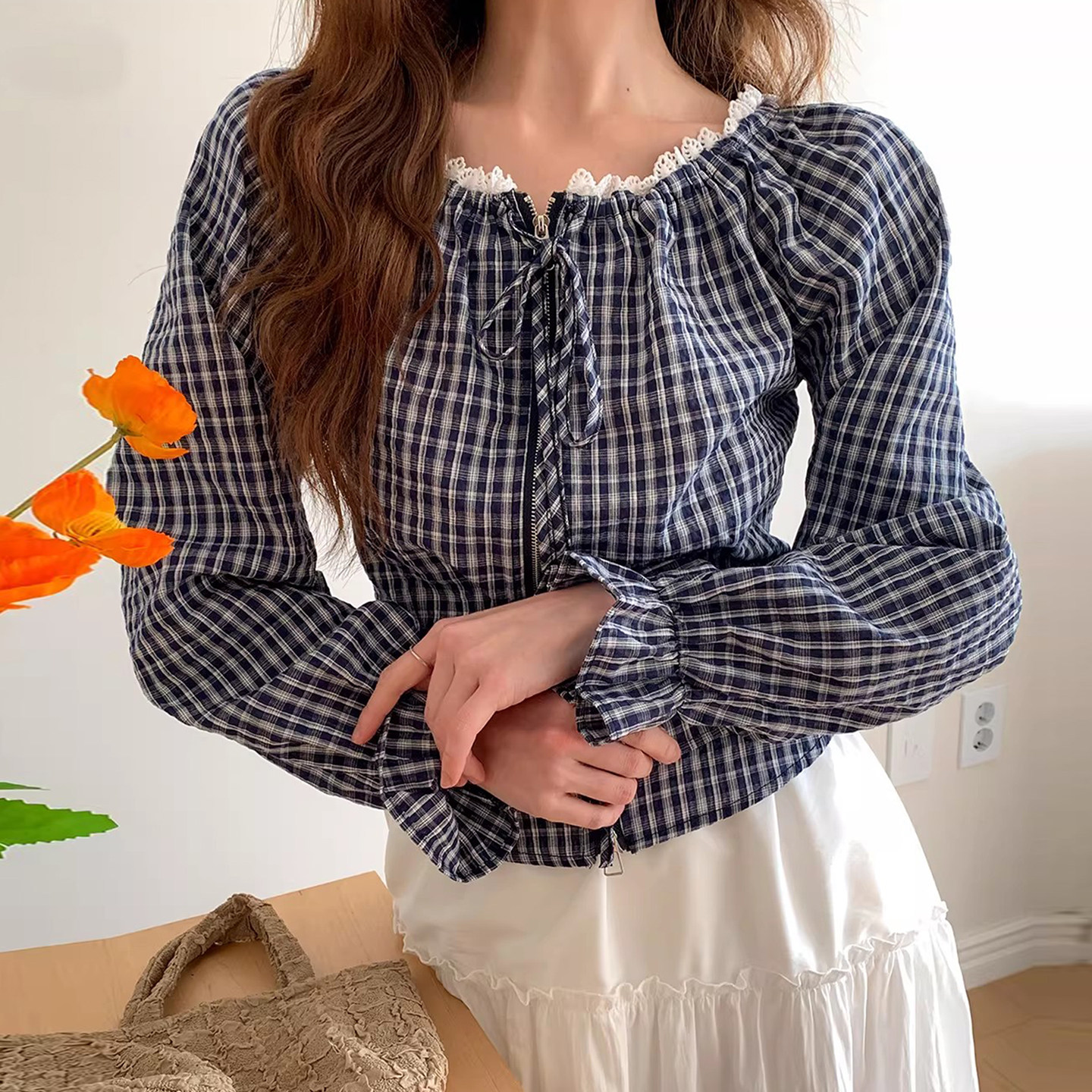良良家 春季新款法式气质格子拉链设计一字领拼接蕾丝长袖衬衫女