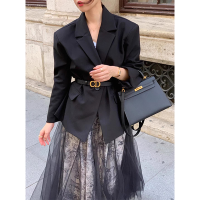 长袖西服外套+网纱花色半身裙