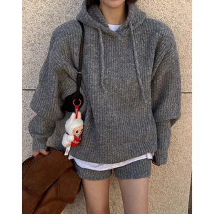 时尚套装宽松百搭连帽软糯毛衣女2025冬季新款高腰针织短裤两件套