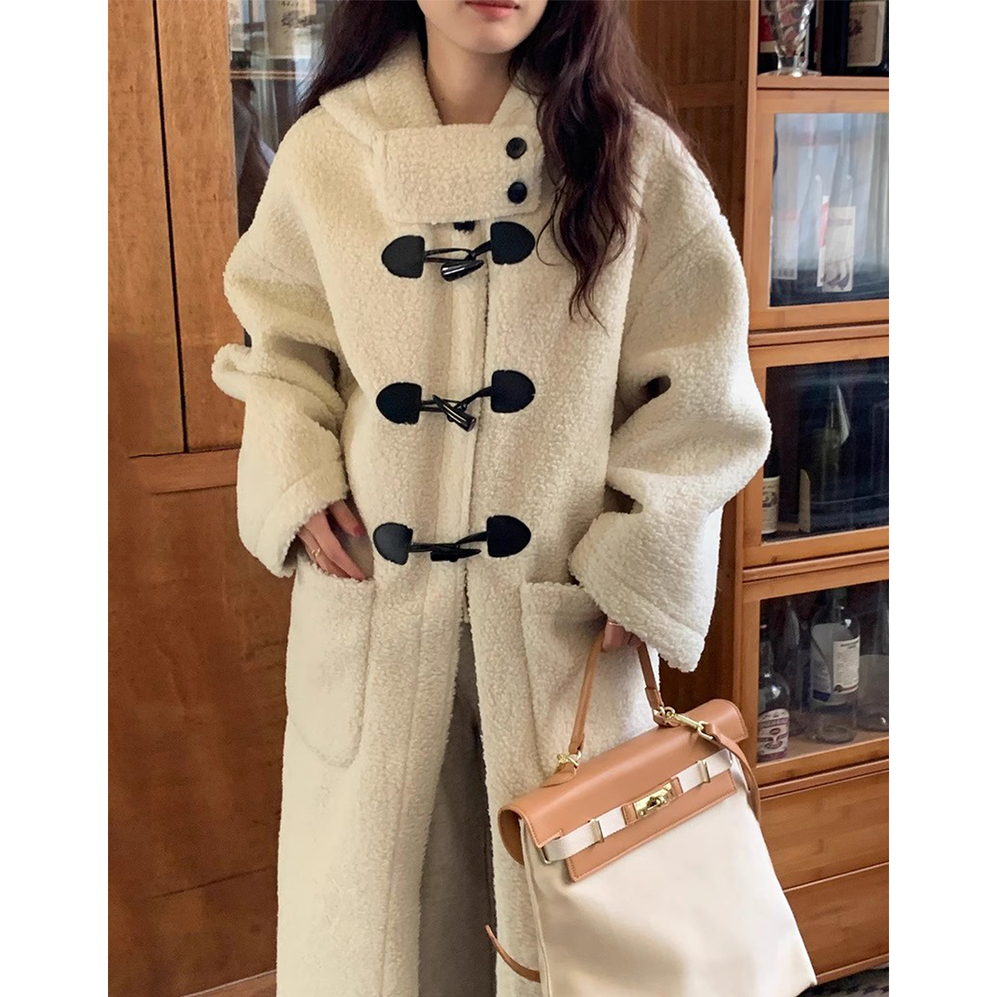 复古立领牛角扣口袋羊羔毛连帽外套女2025冬季新款宽松中长款大衣