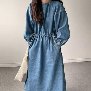 良良家 慵懒风圆领抽绳收腰牛仔连衣裙女春季新款复古直筒A字长裙