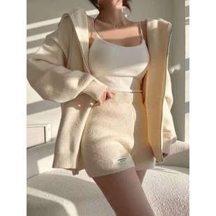 时尚套装软糯百搭连帽毛衣外套女2025秋季新款字母贴布针织短裤子